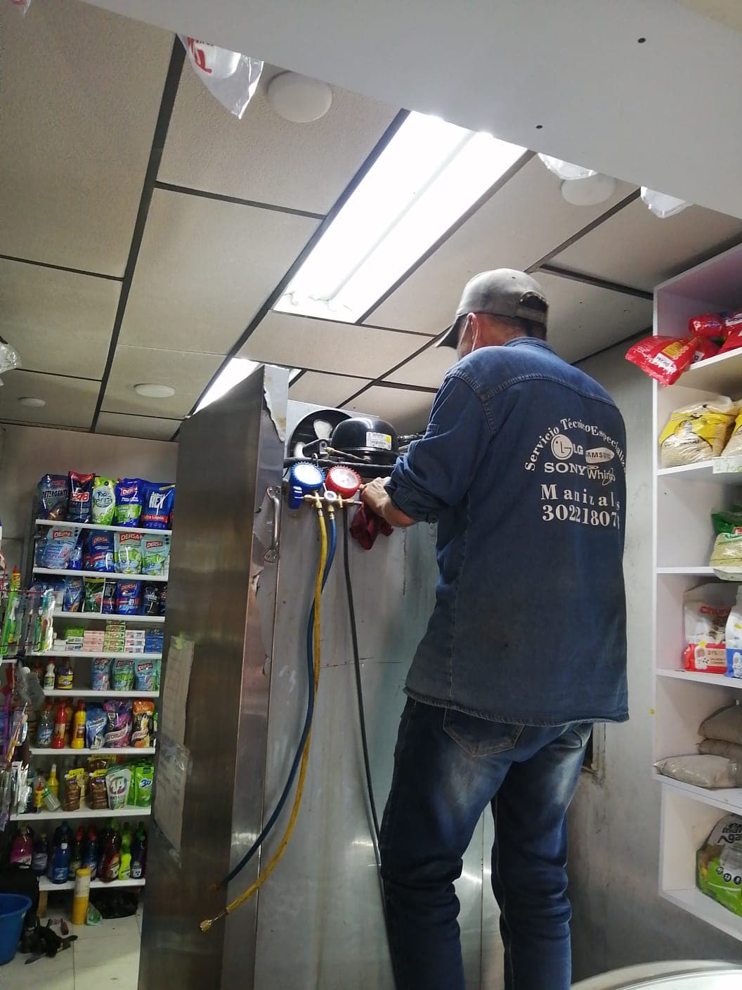 Técnico revisando un electrodoméstico en Manizales